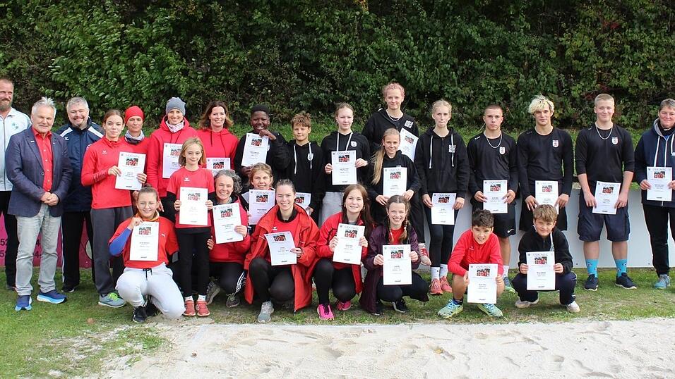 Die erfolgreichen Teilnehmer des offenen Steinsto&szlig;turniers nach der Siegerehrung.