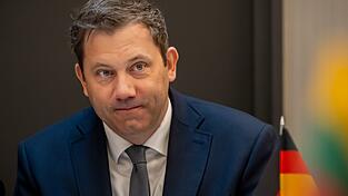 Bundesfinanzminister Lars Klingbeil (SPD) erinnert seine Kabinettskolleginnen und -kollegen ans Sparen. (Archivbild)