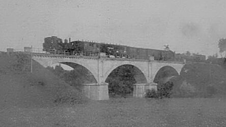 Auf der Bockerlstrecke fährt ein Güterzug über eine Vorgelegebrücke. Vor dem Bockerl selbst, der „unheimlichen Lok“, hatten manche Kinder Angst, erinnert sich Otto Burger. Er war jedoch ganz begeistert. Auf der Bockerlstrecke fährt ein Güterzug über eine Vorgelegebrücke. Vor dem Bockerl selbst, der „unheimlichen Lok“, hatten manche Kinder Angst, erinnert sich Otto Burger. Er war jedoch ganz begeistert.