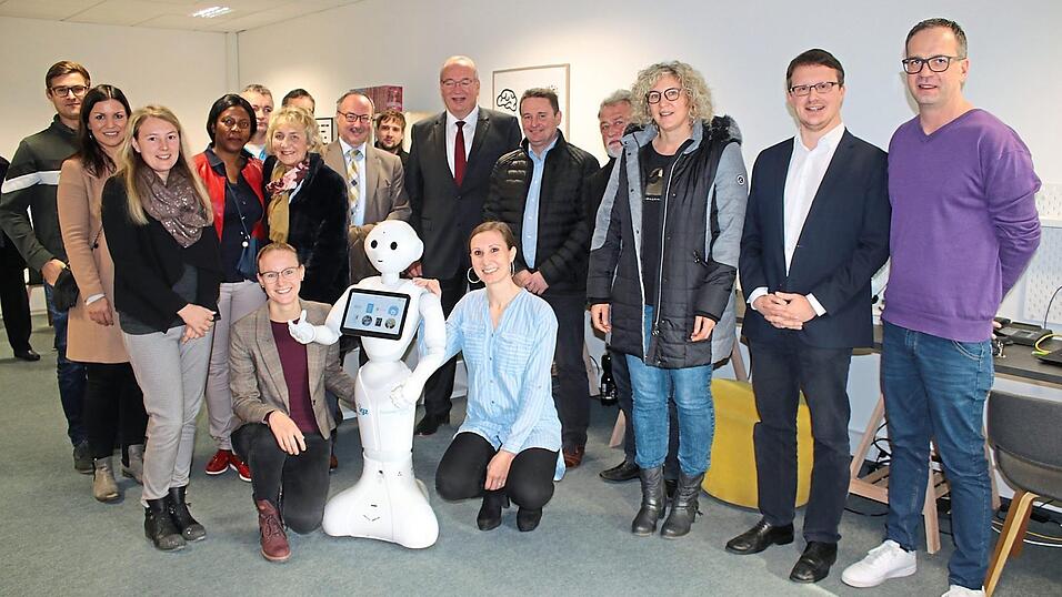 Landrat L&ouml;ffler, die CSU-Ortsgruppe und die Gr&uuml;nderin Stefanie Stra&szlig;burger von der Netzwerkstatt 19.