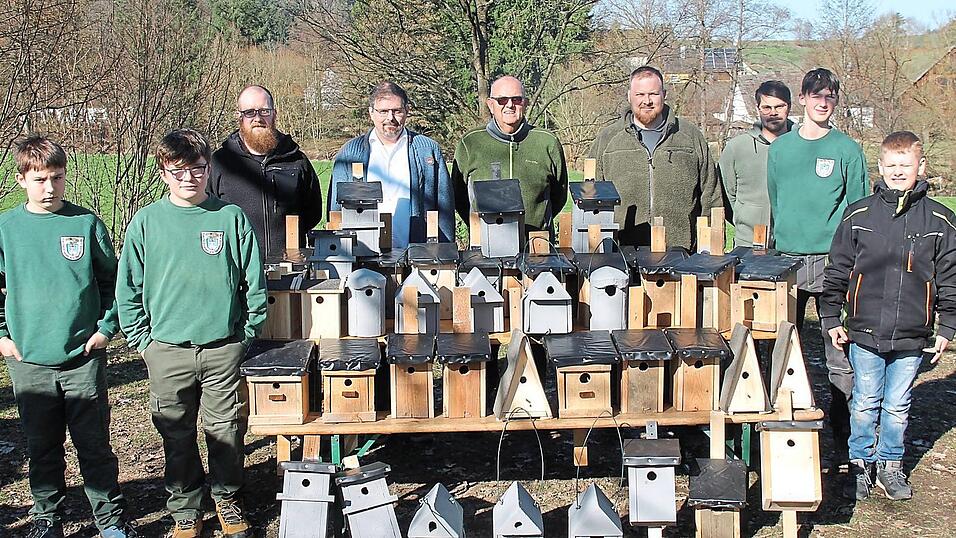Die Fischerjugend brachte 50 Brutkästen entlang der Schwarzach an. Alexander Trinkmann (hinten, Zweiter von links) vom Arbeitskreis Biodiversität und die Organisatoren freuten sich über die gelungene Aktion. Die Fischerjugend brachte 50 Brutkästen entlang der Schwarzach an. Alexander Trinkmann (hinten, Zweiter von links) vom Arbeitskreis Biodiversität und die Organisatoren freuten sich über die gelungene Aktion.