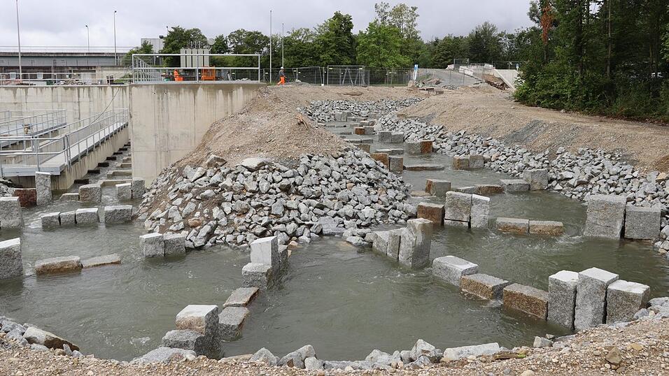 Während die Fische im Zugangsbereich (links) noch an Betonmauern vorbeischwimmen, wird es im oberen Bereich organischer. Das Material, wie etwa die Granitblöcke, stammt aus der Region.
