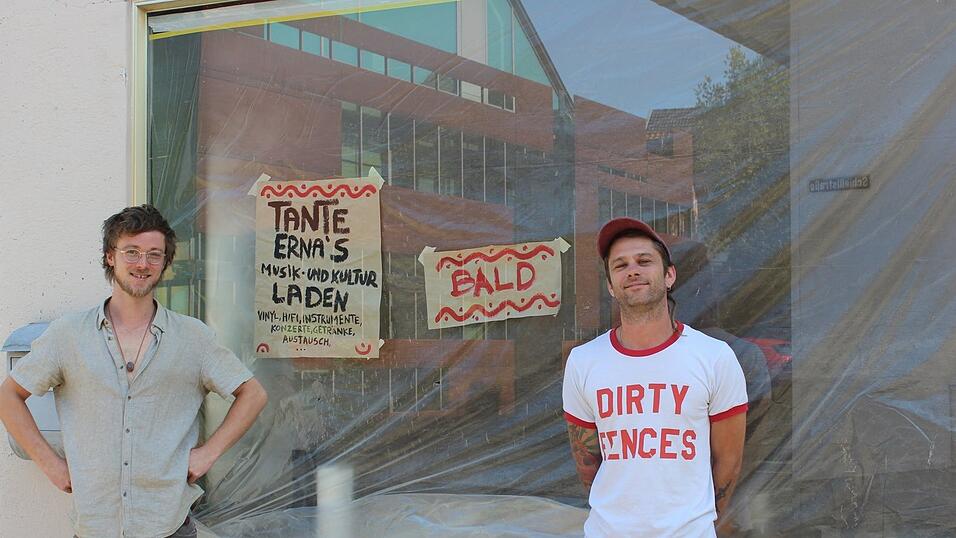 Louis Dreihäupl (l.) und Fabian Weinzierl: Zwei Musiker, die sich nun einen Kindheitstraum erfüllen - einen eigenen Plattenladen. Louis Dreihäupl (l.) und Fabian Weinzierl: Zwei Musiker, die sich nun einen Kindheitstraum erfüllen - einen eigenen Plattenladen.