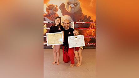 Fabian Hili (Mitte) wurde zum Bundestrainer f&uuml;r &bdquo;Kick Light&ldquo; berufen und bekam den sechsten Dan verliehen. Mit auf dem Foto sind seine beiden Kinder.