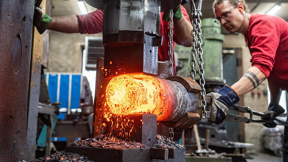 Hammerschmied Christian Kirschner vom Rottaler Hammerwerk fertigt einen Glockenkl&ouml;ppel.