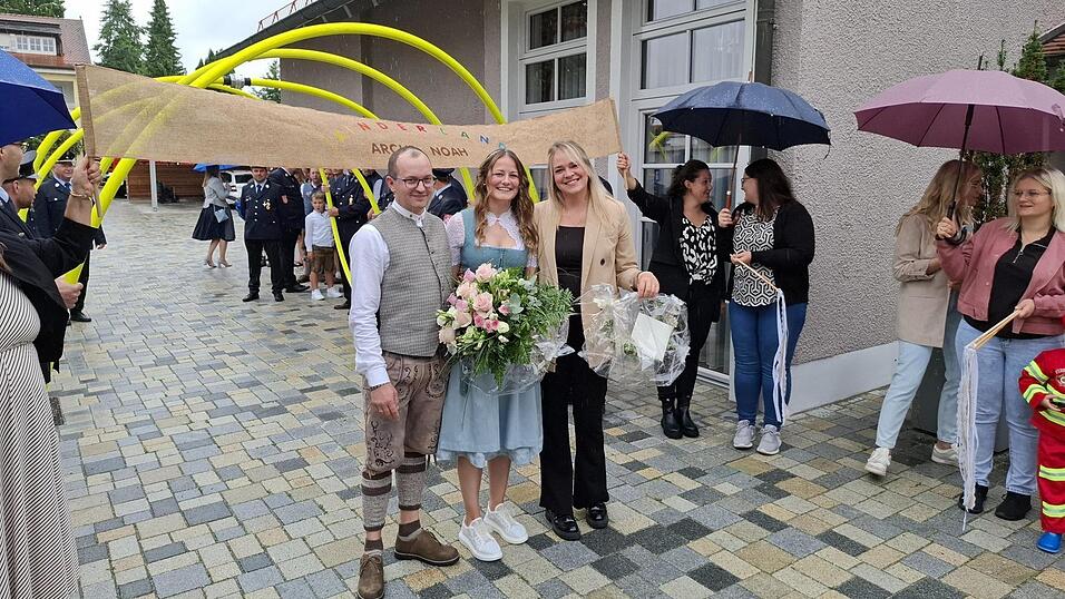 Kindergarten und Feuerwehr standen Spalier für das Brautpaar. Kindergarten und Feuerwehr standen Spalier für das Brautpaar.