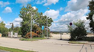 Von der Straubinger Straße her erfolgt die Zufahrt auf das künftige Bauhofgelände in Salitersheim, das etwas unterhalb dem Straßenniveau liegt.