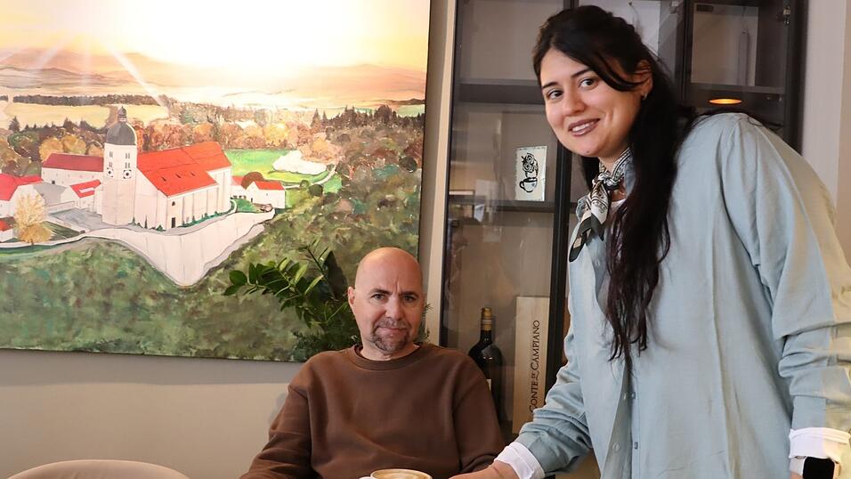 Claus Ziselsberger wei&szlig; die vielen kleinen Freuden des Lebens, darunter allt&auml;gliche Kaffeepausen in seinem Lieblingscaf&eacute;, sehr zu sch&auml;tzen.