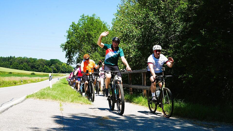 Merklich motiviert machten sich die Radler auf den Weg. Merklich motiviert machten sich die Radler auf den Weg.