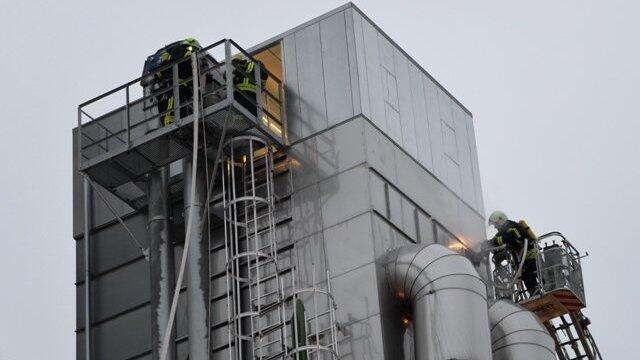 Glutnester in der Maistrocknungsanlage haben die Feuerwehr stundenlang beschäftigt.