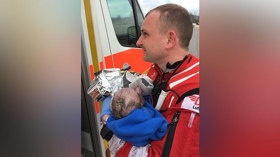 Dieses Mädchen hatte es am Sonntag besonders eilig. Statt im Kreißsaal kam es neben der Autobahnausfahrt Rosenhof zur Welt. Dieses Mädchen hatte es am Sonntag besonders eilig. Statt im Kreißsaal kam es neben der Autobahnausfahrt Rosenhof zur Welt.