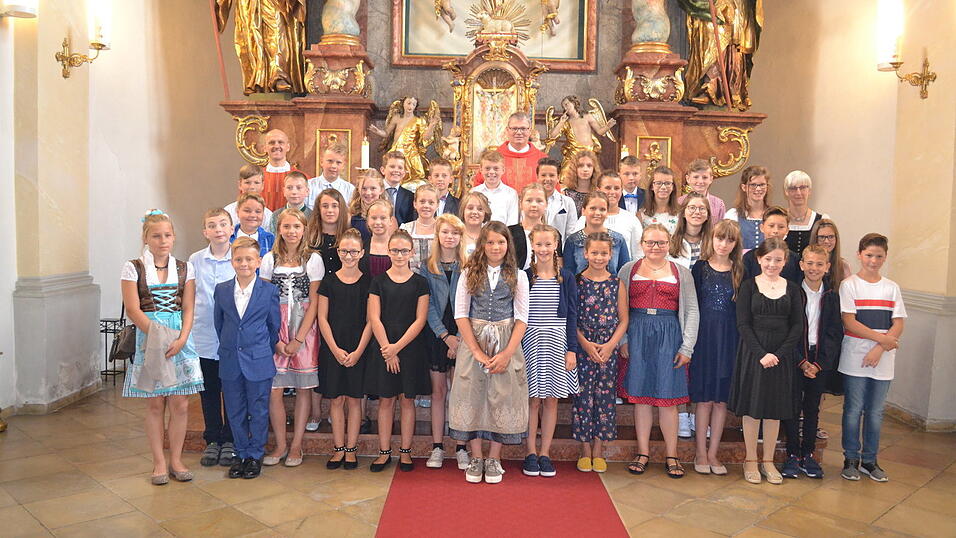 Im Altarraum wurde mit Firmspender Domkapitular Johann Ammer, Pfarrer Thomas H&ouml;sl und Pastoralreferentin Heike Kellner ein Foto mit allen Firmlingen gemacht.