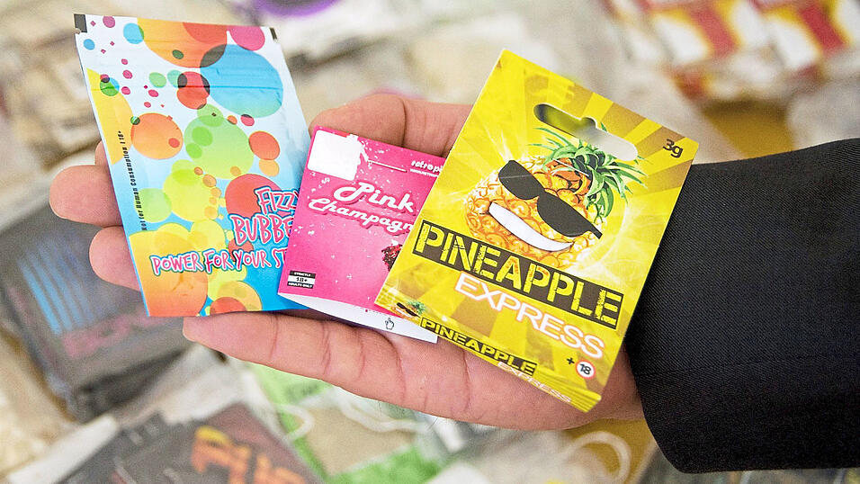 'Legal Highs' sind vermeintlich legale Drogen, bei denen eine Kombination von chemischen Substanzen oftmals mit Kräutern vermischt wird. Die Verpackungen sind häufig bunt und erinnern an Süßigkeiten.
