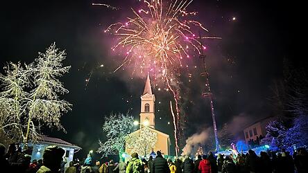 Zum krönenden Abschluss der Elisabethszeller Rauhnacht erhellte ein gigantisches Feuerwerk den dunklen Nachthimmel.