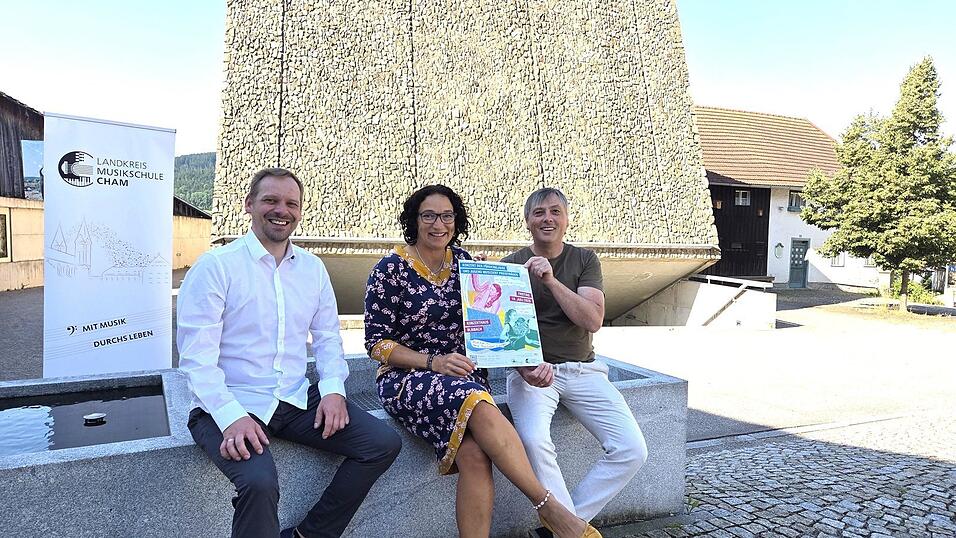 Freuen sich auf das Konzert mit den „Jugend musiziert“-Preisträgern am Freitag, 18. Juli (v.l.) Andreas Stögmüller, Leiter der Landkreismusikschule Cham, Blaibachs Bürgermeisterin Monika Bergmann und Siegi Mühlbauer, stellvertretender Leiter der Landkreismusikschule. Freuen sich auf das Konzert mit den „Jugend musiziert“-Preisträgern am Freitag, 18. Juli (v.l.) Andreas Stögmüller, Leiter der Landkreismusikschule Cham, Blaibachs Bürgermeisterin Monika Bergmann und Siegi Mühlbauer, stellvertretender Leiter der Landkreismusikschule.