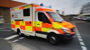 Zwei Fahrer kamen mit leichten Verletzungen ins Krankenhaus. (Symbolbild)