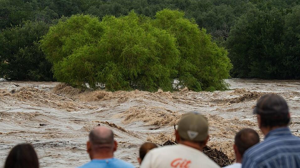 Bei Fluten in Texas gibt es Tote. Bei Fluten in Texas gibt es Tote.