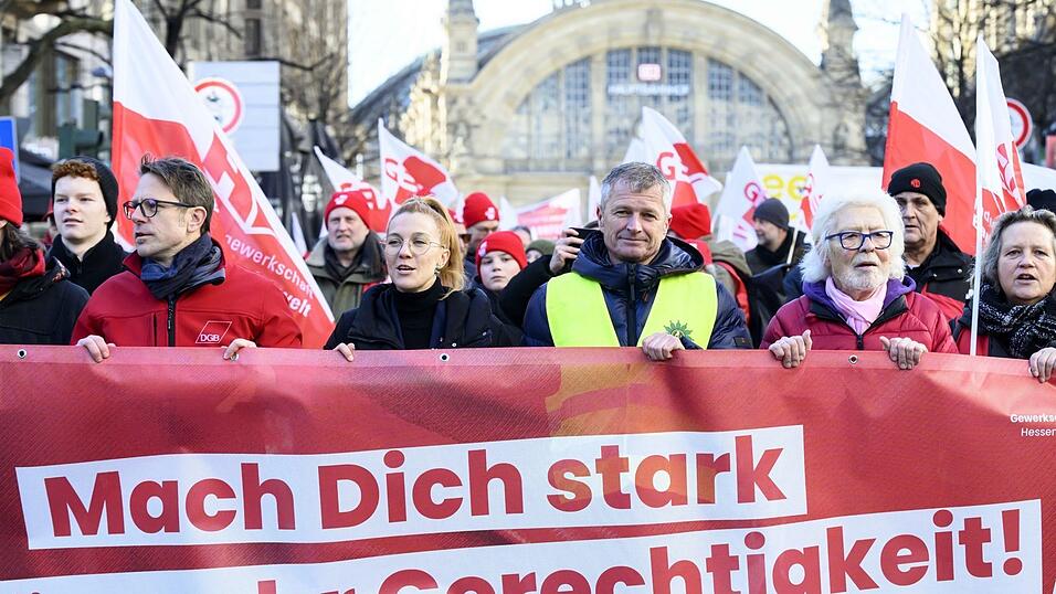 Wie auch bei einer Demonstration im Januar ruft der Deutsche Gewerkschaftsbund am 1. Mai auf die Stra&szlig;e - unter dem Motto 'Mach dich stark mit uns'.