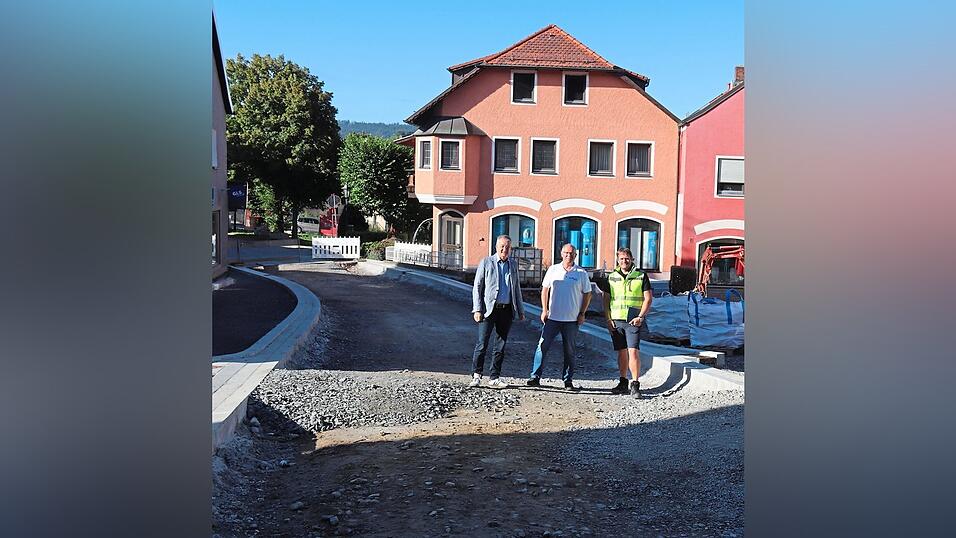 Informieren über den Sachstand: Bürgermeister Markus Ackermann, Siegfried Wagner vom gleichnamigen Bauunternehmen und Martin Fischer vom Ingenieurbüro Riedl. Informieren über den Sachstand: Bürgermeister Markus Ackermann, Siegfried Wagner vom gleichnamigen Bauunternehmen und Martin Fischer vom Ingenieurbüro Riedl.