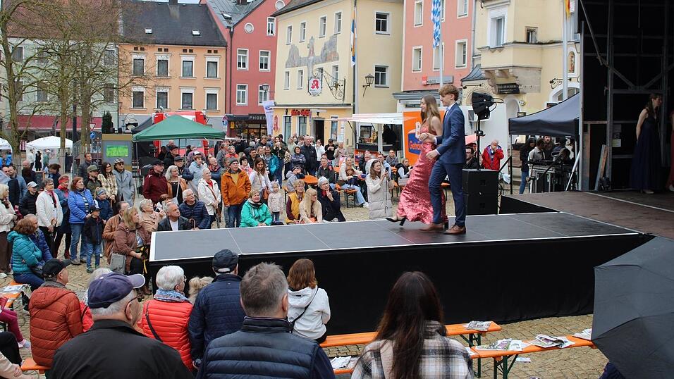 Auch festliche Mode kommt bei der Modenschau am Stadtplatz zur Geltung.