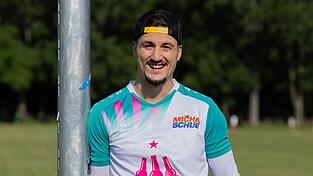 Micha Schue tritt im Bierkönig in seinem eigenen Trikot auf. Micha Schue tritt im Bierkönig in seinem eigenen Trikot auf.