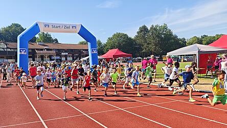Hochmotivierte Nachwuchsl&auml;ufer beim Massenstart. Beim Kinderlobbylauf zeigten die Kleinen und Gro&szlig;en, was sie k&ouml;nnen.