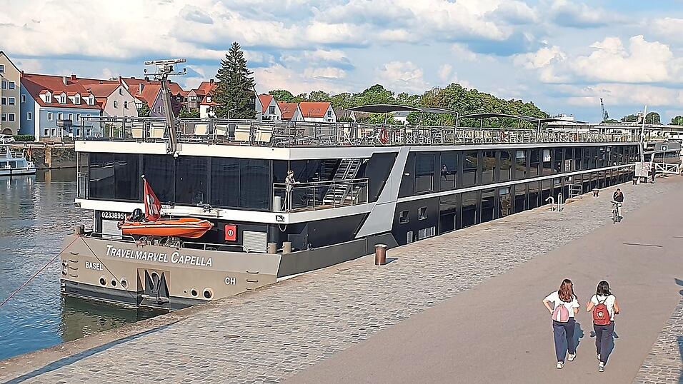 Kreuzfahrtschiffe gehören zum Stadtbild in Regensburg. Kreuzfahrtschiffe gehören zum Stadtbild in Regensburg.