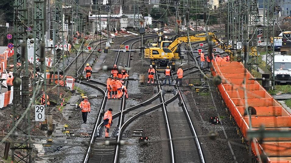 Monatelang war die Riedbahn wegen einer Generalsanierung gesperrt, seitdem sind die Züge nach Angaben der Deutschen Bahn pünktlicher. (Archivbild) Monatelang war die Riedbahn wegen einer Generalsanierung gesperrt, seitdem sind die Züge nach Angaben der Deutschen Bahn pünktlicher. (Archivbild)