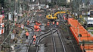 Monatelang war die Riedbahn wegen einer Generalsanierung gesperrt, seitdem sind die Züge nach Angaben der Deutschen Bahn pünktlicher. (Archivbild) Monatelang war die Riedbahn wegen einer Generalsanierung gesperrt, seitdem sind die Züge nach Angaben der Deutschen Bahn pünktlicher. (Archivbild)