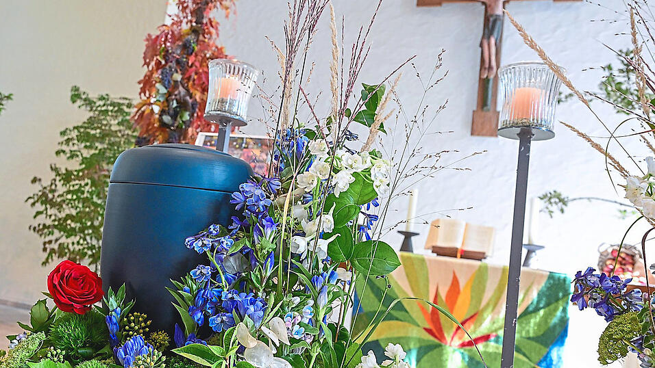 Eine Urne bei der Trauerfeier in einer Kirche.