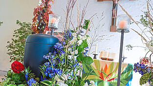 Eine Urne bei der Trauerfeier in einer Kirche.