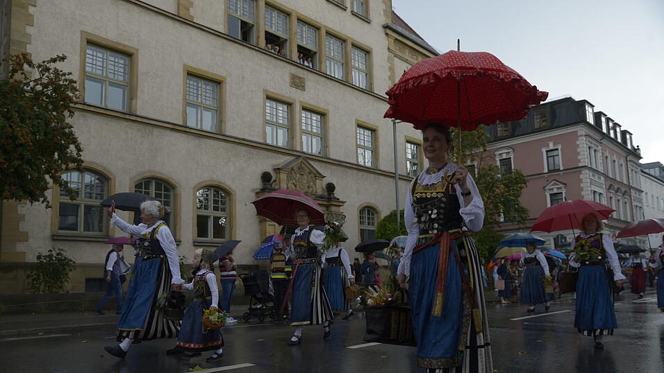 Zahlreiche Musik- und Trachtengruppen zogen nach dreij&auml;hriger Pause am Freitagabend zum Festplatz Am Hagen.&nbsp;