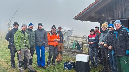 Hans Lorenz (rechts) und Mitglieder der TV-Ski- und Radsportabteilung sowie des R&ouml;tzer Skiclubs haben beim Liftaufbau am Samstag Unterst&uuml;tzung von weiteren Helfern aus Furth im Wald und Neunburg vorm Wald bekommen.