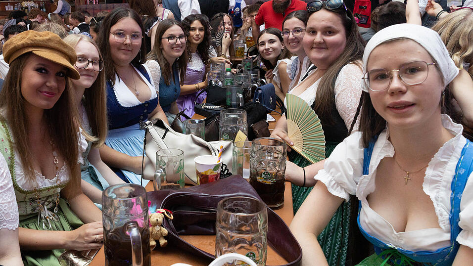 Die Partybilder vom Dienstag, 11. August, aus dem Festzelt Wenisch. Die Partybilder vom Dienstag, 11. August, aus dem Festzelt Wenisch.