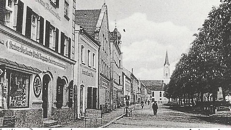 Der linksseitige Ludwigplatz mit Blick auf die Stadtpfarrkirche St. Magdalena.