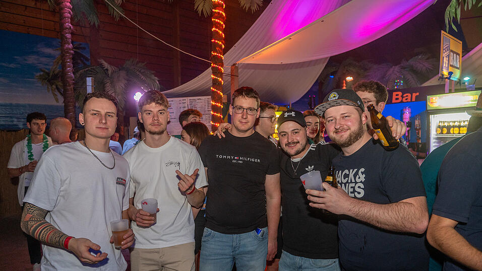 Die besten Bilder vom Samstag zeigen Tanzen und jede Menge Spaß. Die besten Bilder vom Samstag zeigen Tanzen und jede Menge Spaß.