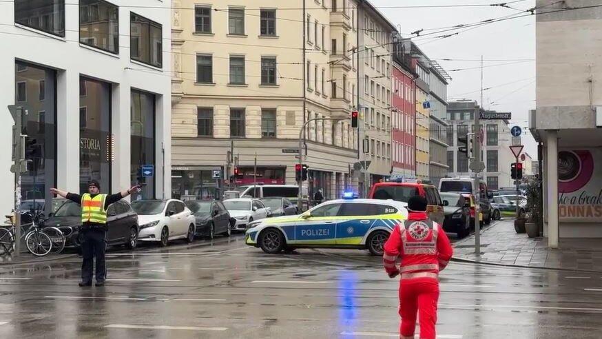 Fotos vom Stiglmaierplatz zeigen verstreute Gegenstände, das Auto des Fahrers, Menschen in Aufruhr. Fotos vom Stiglmaierplatz zeigen verstreute Gegenstände, das Auto des Fahrers, Menschen in Aufruhr.