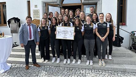 Die Damenmannschaft des SV Prackenbach errang den Meistertitel und steigt damit in die Bezirksliga auf.