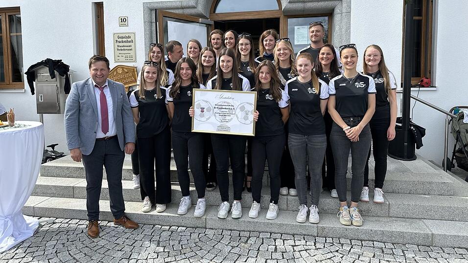 Die Damenmannschaft des SV Prackenbach errang den Meistertitel und steigt damit in die Bezirksliga auf. Die Damenmannschaft des SV Prackenbach errang den Meistertitel und steigt damit in die Bezirksliga auf.