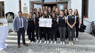 Die Damenmannschaft des SV Prackenbach errang den Meistertitel und steigt damit in die Bezirksliga auf.