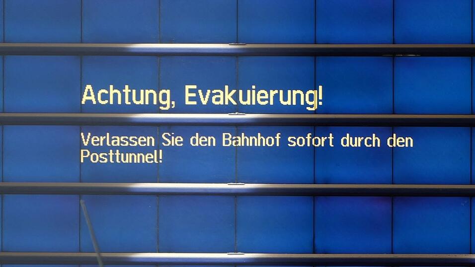 Alle Bahnfahrg&auml;ste mussten den Hauptbahnhof sofort verlassen, sp&auml;ter gab es Entwarnung.