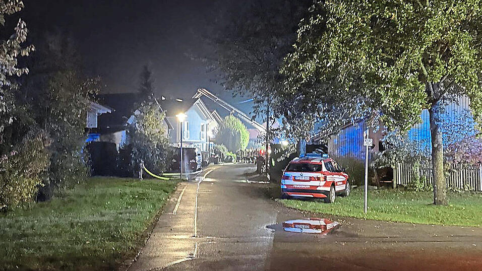 Das Feuer eines Schuppens griff auf das Dach eines Einfamilienhauses über. Das Feuer eines Schuppens griff auf das Dach eines Einfamilienhauses über.