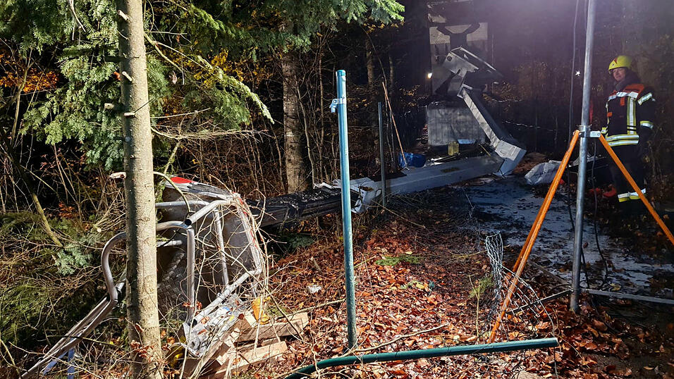 Bei einem Unfall bei Waldarbeiten sind am Samstag zwei Männer schwer verletzt worden. Bei einem Unfall bei Waldarbeiten sind am Samstag zwei Männer schwer verletzt worden.