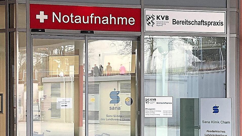 Bereitschaftsdienstpraxis und Notaufnahme haben in Cham denselben Eingang. Die Praxis wird von niedergelassenen Ärzten besetzt, die etwa zweimal im Monat von der KVB zum Dienst eingeteilt werden. Bereitschaftsdienstpraxis und Notaufnahme haben in Cham denselben Eingang. Die Praxis wird von niedergelassenen Ärzten besetzt, die etwa zweimal im Monat von der KVB zum Dienst eingeteilt werden.