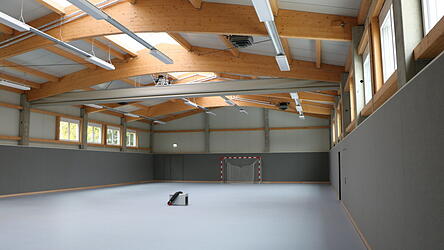 So sieht die provisorische Schulsporthalle für die kommenden Jahre innen aus. Sie ist auf das Wesentliche beschränkt.