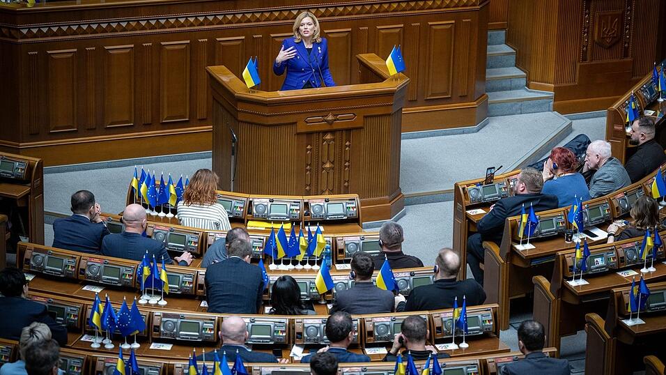 Für die Rede von Bundestagspräsidentin Julia Klöckner (CDU) gibt es Applaus von den Abgeordneten der Werchowna Rada. Für die Rede von Bundestagspräsidentin Julia Klöckner (CDU) gibt es Applaus von den Abgeordneten der Werchowna Rada.