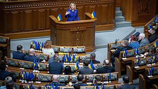 F&uuml;r die Rede von Bundestagspr&auml;sidentin Julia Kl&ouml;ckner (CDU) gibt es Applaus von den Abgeordneten der Werchowna Rada.