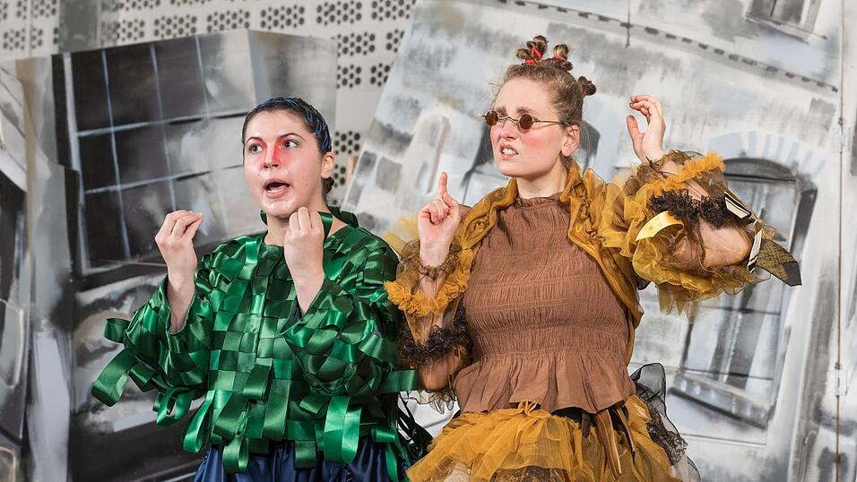 Wohin führt die Reise für Ente (Tekla Farkas, links) und Huhn (Lily Schuster)? Wohin führt die Reise für Ente (Tekla Farkas, links) und Huhn (Lily Schuster)?