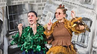 Wohin führt die Reise für Ente (Tekla Farkas, links) und Huhn (Lily Schuster)? Wohin führt die Reise für Ente (Tekla Farkas, links) und Huhn (Lily Schuster)?