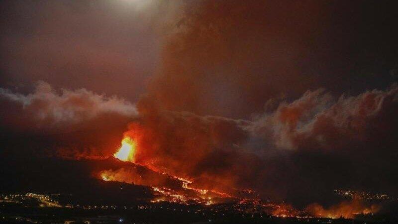 Lava bricht aus einem Vulkan in der Nähe von El Paso auf der Insel La Palma aus. Lava bricht aus einem Vulkan in der Nähe von El Paso auf der Insel La Palma aus.